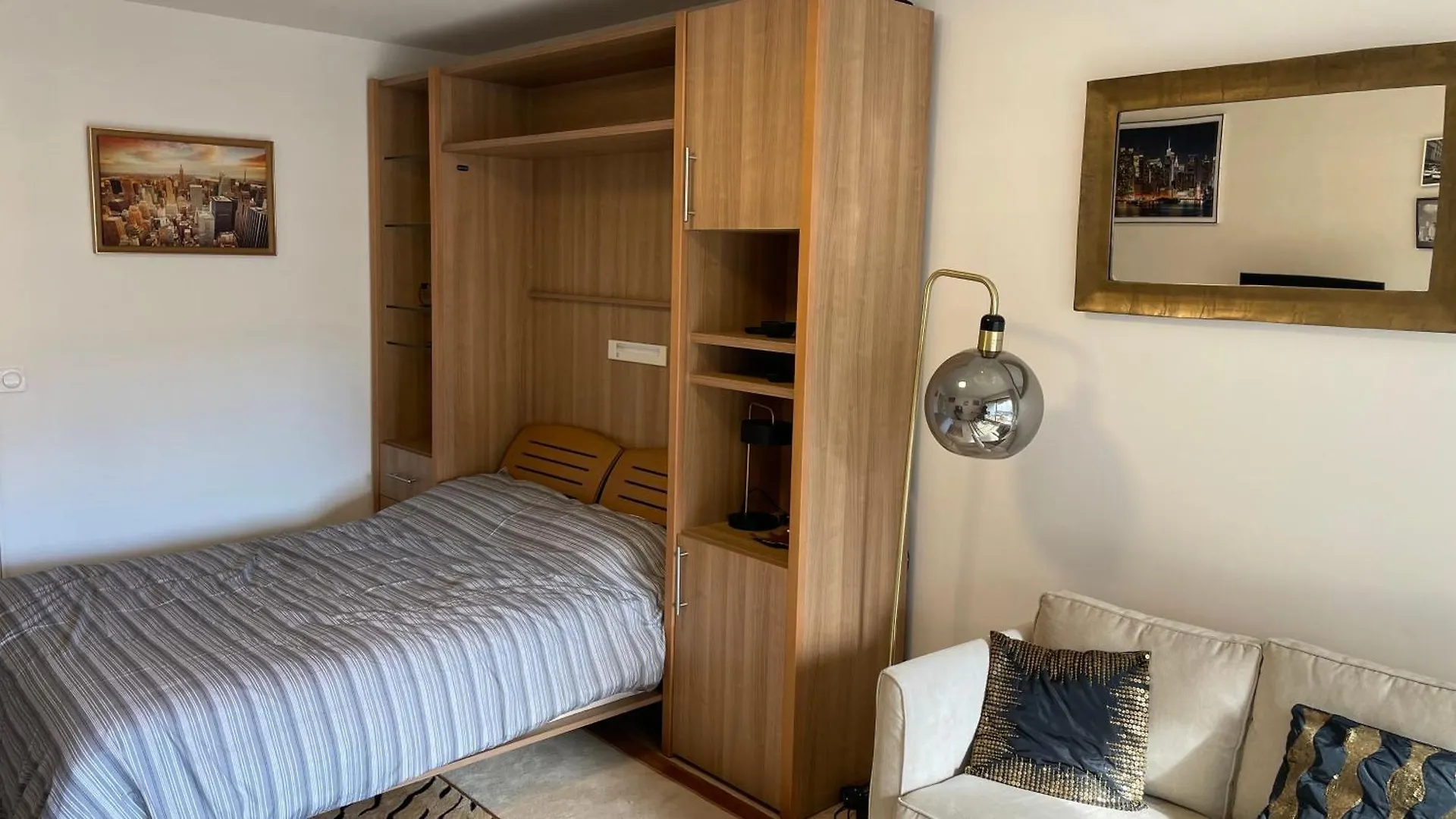 Апартаменты Un Studio De Luxe Les Champs Elysees Париж