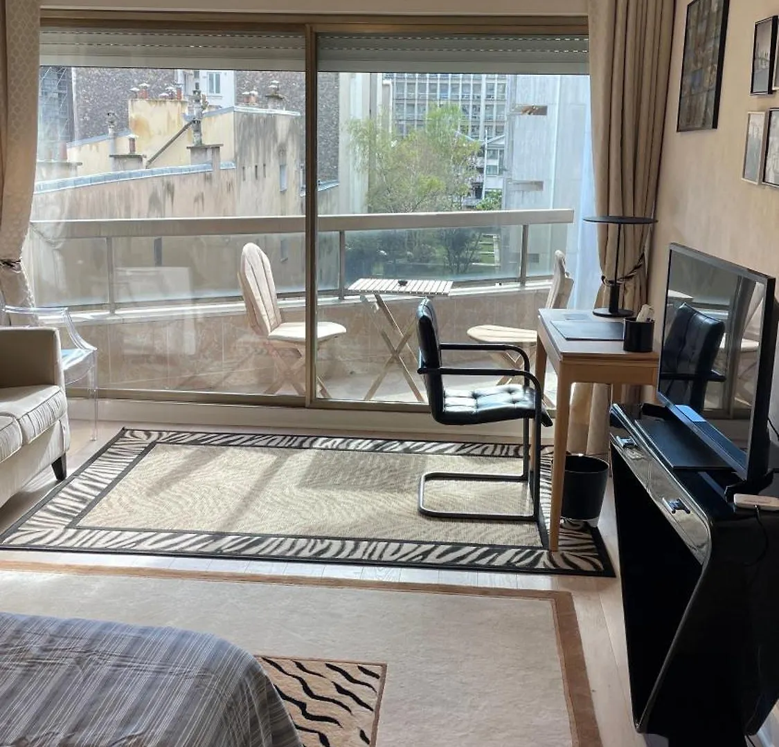 Un Studio De Luxe Les Champs Elysees Париж Апартаменты