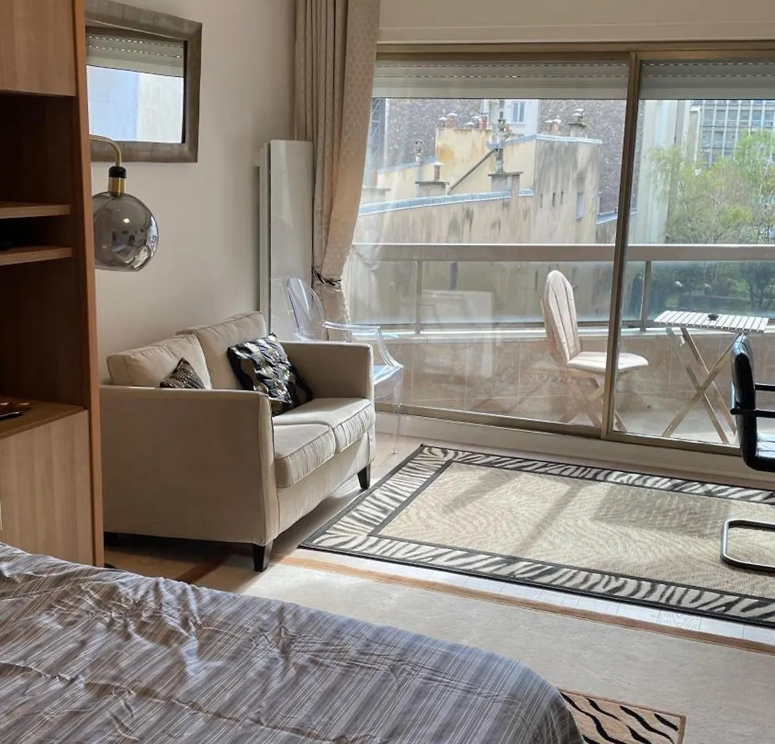 Апартаменты Un Studio De Luxe Les Champs Elysees Париж Франция